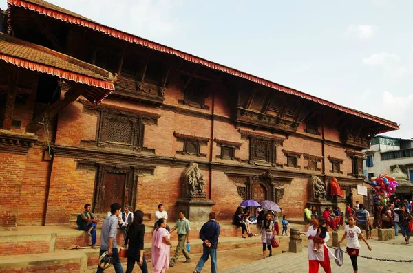 Nepal ulusu depremden sonra birçok tapınağını ve evini yıktı, Katmandu.