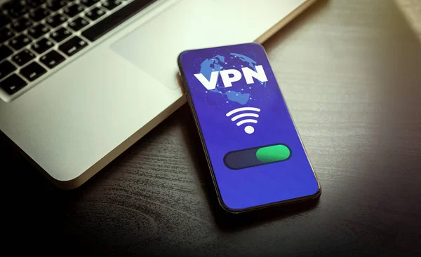 VPN -仮想プライベートネットワーク-ビジネスコンセプトのためのサイバーセキュリティとプライバシーデータ暗号化ソフトウェアソリューション。匿名のインターネット使用のためのvpnアプリを搭載したスマートフォン,ブロック解除ウェブサイト — ストック写真