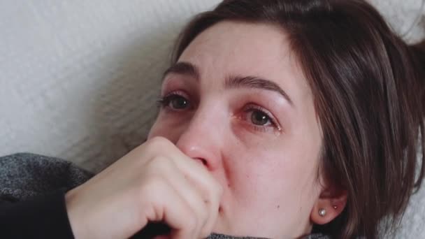 Uma jovem que sofre de depressão. A menina experimenta tristeza, choro, lágrimas — Vídeo de Stock