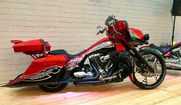 Bicicletta personalizzata sul podio del Salone della Moto . — Foto Stock