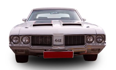 Klasik Amerikan klasik arabası Oldsmobile 442 1970 beyaz arka planda izole edildi. Ön görünüm.
