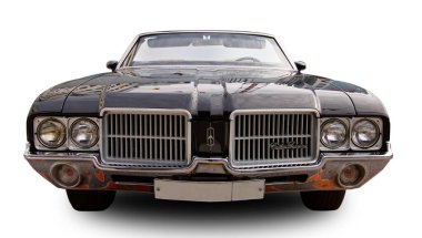 1972 Lüks Amerikan Oldtimer üstü açık araba Oldsmobile Cutlass Üstü beyaz arka planda izole edilmiş.