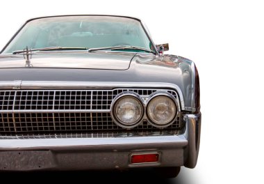 Klasik Amerikan Vintage arabası 1961 Lincoln Continental dört kapılı limuzin beyaz arka planda izole edilmiş. Ön ışığın ayrıntıları.