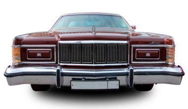 Klasik Amerikan klasik arabası Mercury Marquis Brougham 2 kapılı Hardtop 1978 beyaz arka planda izole edilmiş. Ön görünüm.