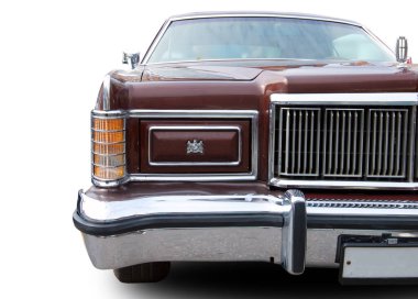 Klasik Amerikan klasik arabası Mercury Marquis Brougham 2 kapılı Hardtop 1978 beyaz arka planda izole edilmiş. Ön ışıklar detayı.