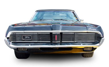 Klasik Amerikan Mercury Cougar XR7 Üstü açılabilir 1967 beyaz arka planda izole.
