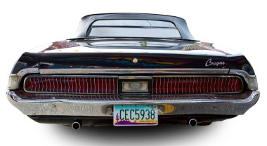 Klasik Amerikan Mercury Cougar XR7 Üstü açılabilir 1967 beyaz arka planda izole.