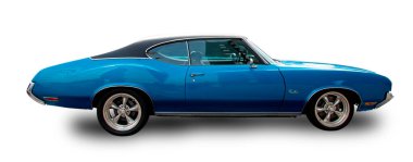 Klasik Amerikan klasik arabası Oldsmobile Cutlass 1969 beyaz arka planda izole.