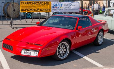 Klasik Amerikan arabası 19821992 Pontiac Firebird, AutoFoto Show 'da üçüncü nesil. 30 Mayıs 2015. St. Petersburg, Rusya.