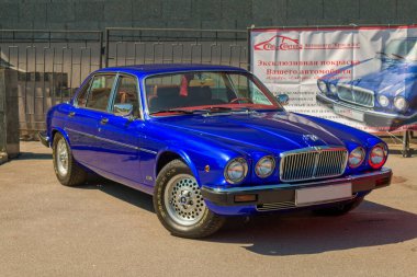AutoFoto Show 'da parlak mavi renkli lüks araba Jaguar X-Type. 30 Mayıs 2015. St. Petersburg, Rusya.