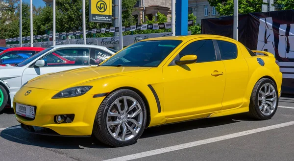 Royal Auto Show Döner Arabalı Sarı Japon Spor Arabası Mazda — Stok fotoğraf