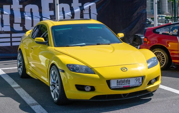 Royal Auto Show Döner Arabalı Sarı Japon Spor Arabası Mazda — Stok fotoğraf