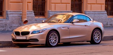 AutoShow sergisinin önünde park etmiş lüks bir Alman BMW Z4 roadster arabası. Saint Petersburg, Rusya. 20 Nisan 2014