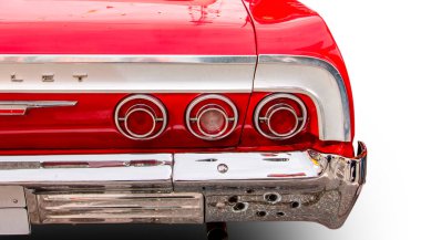 Klasik Amerikan Vintage arabası Chevrolet Impala 1964 beyaz arka planda izole edildi. Arka ışık araba görünümünün ayrıntıları