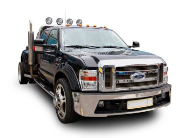 Amerikan kamyonu Ford Super Duty beyaz arka planda izole edildi.