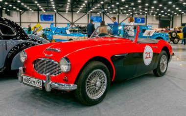 Saint-Petersburg - 10 Nisan 2021: The Vintage İngiliz spor otomobili Austin-Healey 3000 St. Petersburg Uluslararası otomobil fuarında gösterilmiştir.. 