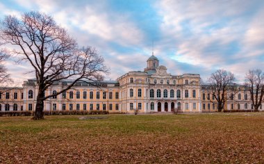 Znamenka (orijinal adı Znamenskaya grange) - Romanov ailesinin Nikolaevichi şubesinin bir konutu, Peterhof Yolu 'nda bir malikane, İskenderiye Sarayı ve Park Ensemble' nin doğusunda yer almaktadır.. 