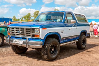 Saint-Petersburg - 22 Mayıs 2021: Efsanevi Amerikan SUV Ford Bronco 302 St. Petersburg Özel Hafta Sonu 2021 'de gösterildi