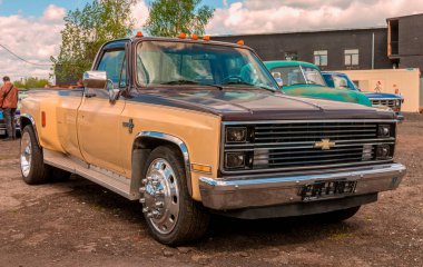 Saint-Petersburg - 22 Mayıs 2021 Klasik Amerikan pikap kamyonu Chevrolet Silverado St. Petersburg Özel Hafta Sonu 2021 'de gösterildi
