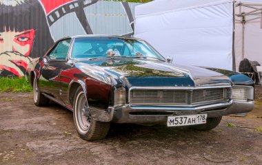 Saint-Petersburg - 22 Mayıs 2021: Amerikan lüks arabası Buick Riviera 1966 St. Petersburg Özel Hafta Sonu 2021 'de gösterildi