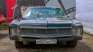 Saint-Petersburg - 22 Mayıs 2021: Amerikan lüks arabası Buick Riviera 1966 St. Petersburg Özel Hafta Sonu 2021 'de gösterildi