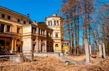 Büyük Prens Mikhail Nikolaevich Romanov 'un terk edilmiş sarayı. Malikane Mikhailovka. Saint Petersburg, Rusya. 18 Nisan 2021