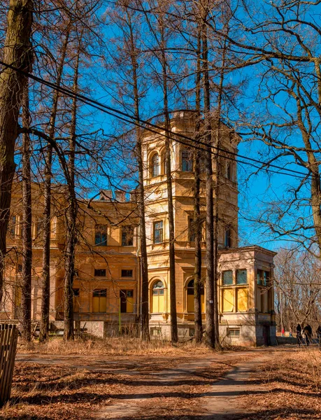 Покинутий Палац Великого Князя Михайла Миколайовича Романова Манор Михайлівка Санкт — стокове фото