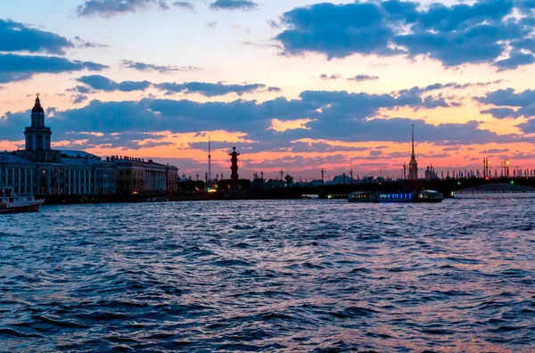 ホワイトナイトでネヴァ川を見下ろす サンクトペテルブルクの街の白い夜 ロシアだ 2021年6月19日 — ストック写真