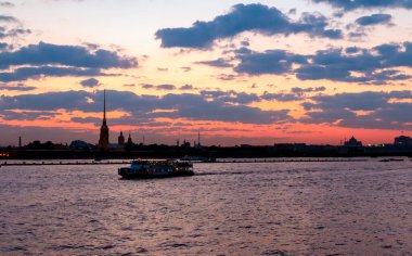 Beyaz Geceler 'deki Neva Nehri manzarası. St. Petersburg 'da beyaz geceler. - Rusya. 19 Haziran 2021.