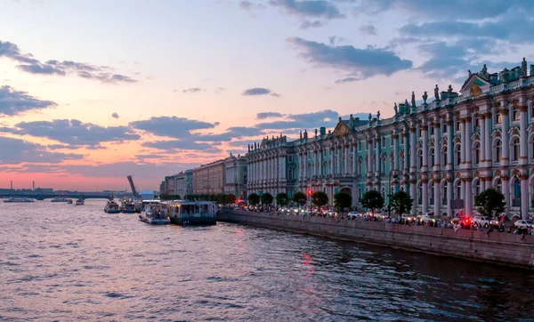 ホワイトナイトでネヴァ川と冬の宮殿の上の景色 サンクトペテルブルクの街の白い夜 ロシアだ 2021年6月20日 — ストック写真