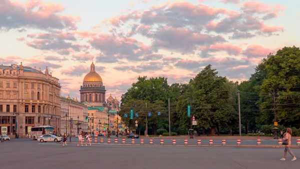 Sabahın Erken Saatlerinde Petersburg Daki Palace Meydanı Ndan Isaac Katedrali — Stok fotoğraf