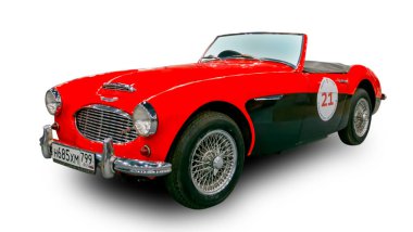 Klasik İngiliz spor arabası Austin-Healey 3000 beyaz arka planda izole edilmiştir..