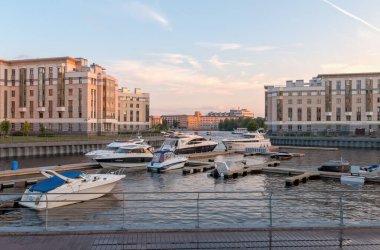 Malaya Neva 'daki İsimsiz Erik manzarası. St. Petersburg, Rusya.