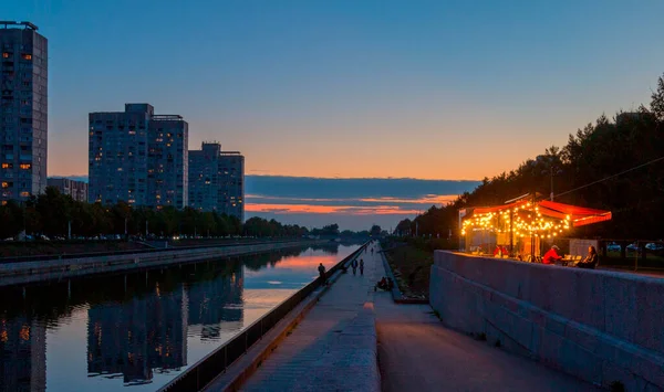 Wieczór Nad Brzegiem Rzeki Smoleńskiej Petersburgu Rosja — Zdjęcie stockowe