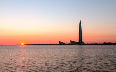 Finlandiya Körfezi 'nde gün batımı ve Lakhta şehir merkezi gökdeleni manzarası. St. Petersburg, Rusya - 14 Ekim 2020