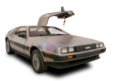 Efsanevi Amerikan spor arabası DeLorean DMC-12 beyaz arka planda izole edildi.