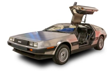 Efsanevi Amerikan spor arabası DeLorean DMC-12 beyaz arka planda izole edildi.