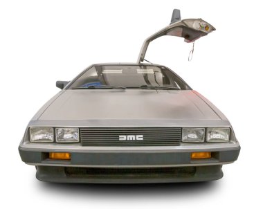 Efsanevi Amerikan spor arabası DeLorean DMC-12 beyaz arka planda izole edildi.
