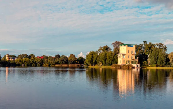 オルガ館とピーターホフの池の眺め ロシアのサンクトペテルブルク 2021年9月6日 — ストック写真
