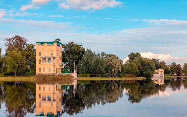 Veduta Del Padiglione Olga Dello Stagno Peterhof San Pietroburgo Russia — Foto Stock