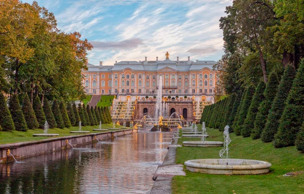 Veduta Del Palazzo Grande Della Grande Cascata Peterhof San Pietroburgo — Foto Stock