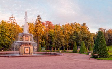Aşağı Park 'ın doğu kesimindeki Roma çeşmesi. Peterhof. St. Petersburg, Rusya. 6 Eylül 2021.