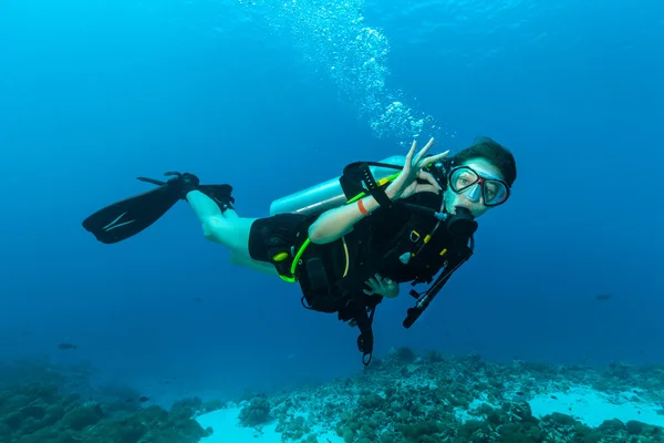 Female scuba diver underwater showing ok signal — Stock Photo, Image