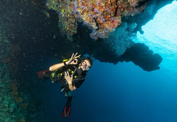 Mergulhador fêmea subaquático mostrando sinal ok — Fotografia de Stock