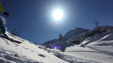 Freeride kayakçı yavaş hareket