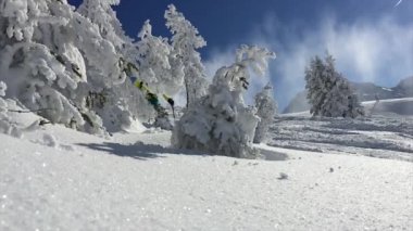 Freeride kayakçı yavaş hareket