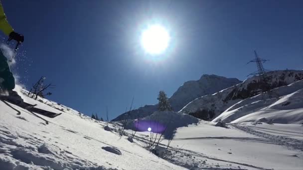 Freeride esquiador em câmera lenta — Vídeo de Stock