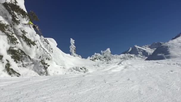 Фрирайд-лыжник в замедленной съемке — стоковое видео