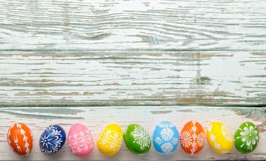 Ahşap arka planda paskalya yumurtaları