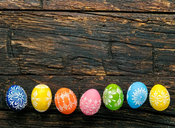 Ovos de páscoa em fundo de madeira — Fotografia de Stock